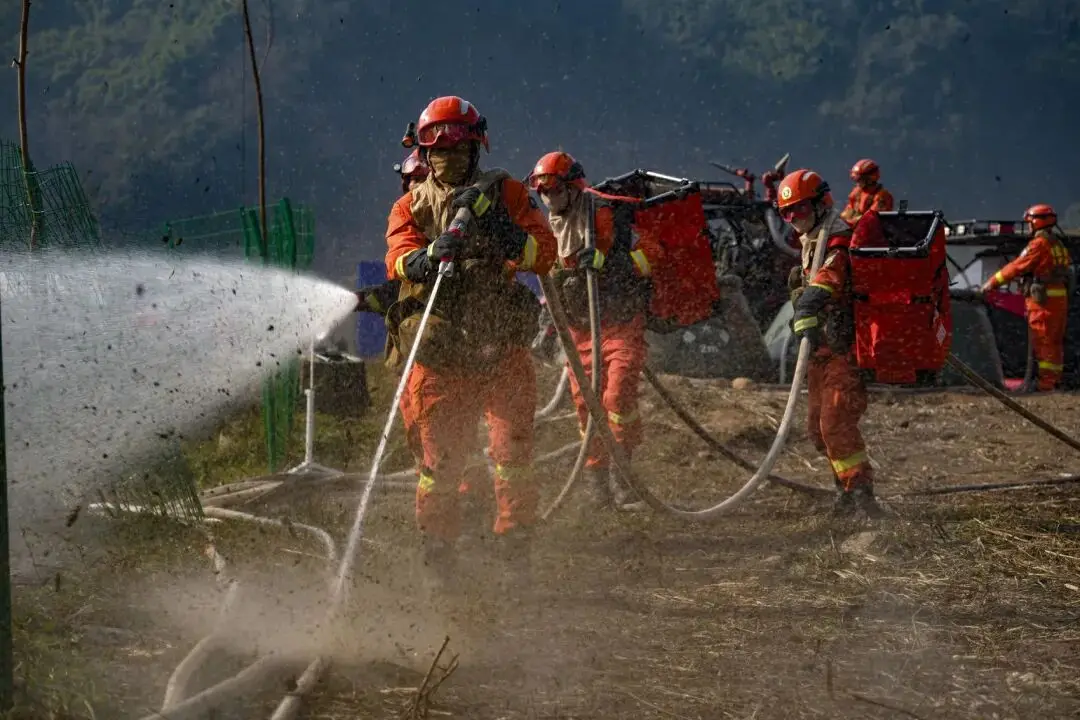 直升機(jī)、水泵機(jī)器人齊上陣成都舉行2026年森林草原火災(zāi)應(yīng)急演練